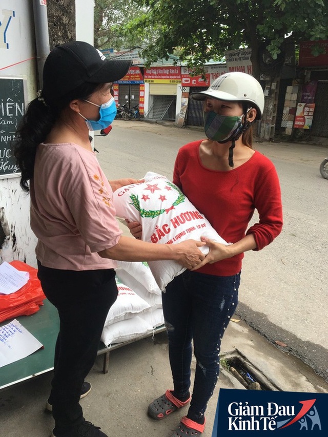 Gặp người chủ trọ ở Hà Nội tặng gạo, nước mắm cho khách thuê mùa dịch Covid-19 - Ảnh 3.
