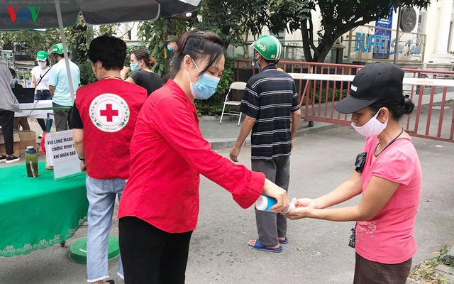 “Đi từng ngõ, gõ từng nhà” hiểu khó khăn và hỗ trợ kịp thời người dân - Ảnh 3.