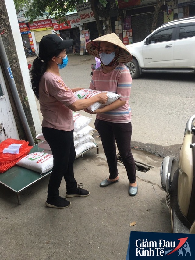 Gặp người chủ trọ ở Hà Nội tặng gạo, nước mắm cho khách thuê mùa dịch Covid-19 - Ảnh 4.