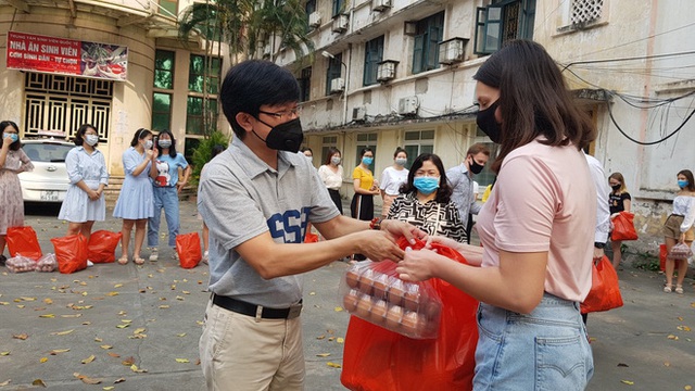 Hình ảnh Hiệu trưởng và phó Hiệu trưởng tự tay bê gạo, chuyển quà hỗ trợ cho sinh viên mùa COVID-19 gây xúc động mạnh - Ảnh 4.