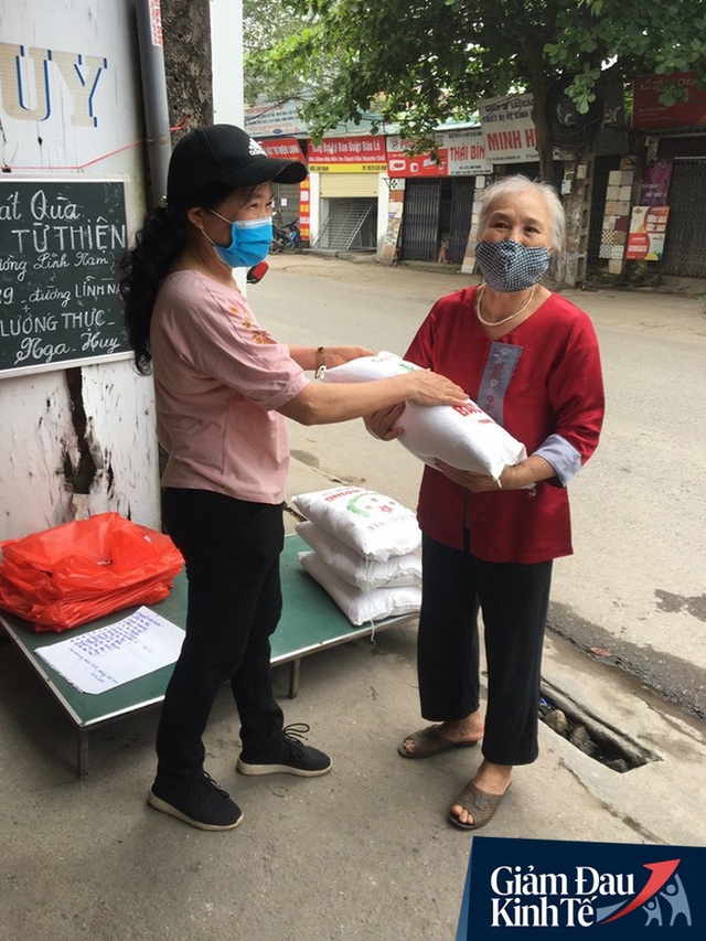 Gặp người chủ trọ ở Hà Nội tặng gạo, nước mắm cho khách thuê mùa dịch Covid-19 - Ảnh 6.