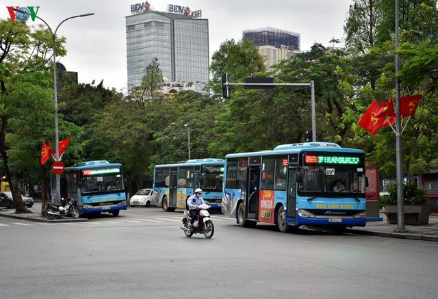 Xe buýt Hà Nội hoạt động trở lại, khách đi vẫn còn thưa vắng - Ảnh 1.