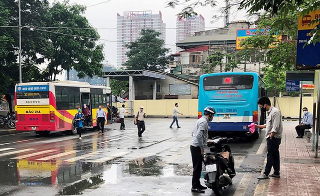 Xe buýt Thủ đô phòng dịch thế nào trong ngày đầu hoạt động? - Ảnh 2.