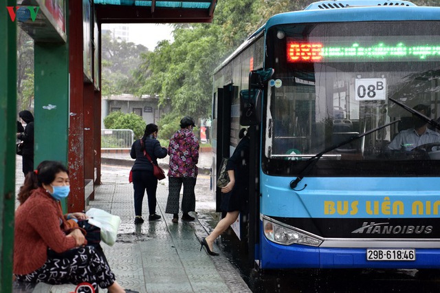 Xe buýt Hà Nội hoạt động trở lại, khách đi vẫn còn thưa vắng - Ảnh 11.