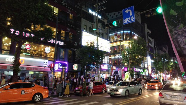 Đất nước không thiếu những khu phố ăn chơi xập xình nổi tiếng gần xa nhưng len lỏi trong đó là sự kiệt sức của con người Hàn Quốc - Ảnh 3.