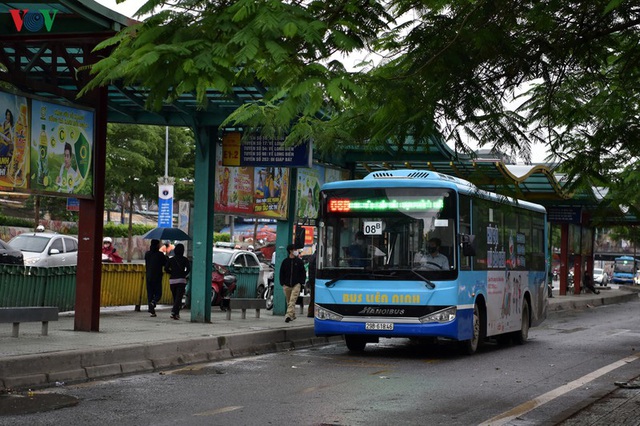 Xe buýt Hà Nội hoạt động trở lại, khách đi vẫn còn thưa vắng - Ảnh 4.