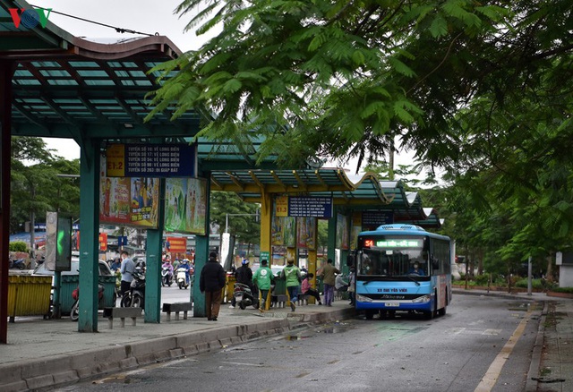 Xe buýt Hà Nội hoạt động trở lại, khách đi vẫn còn thưa vắng - Ảnh 5.