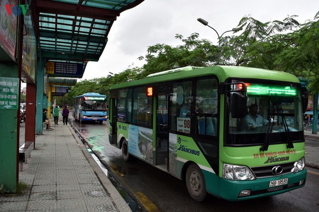 Xe buýt Hà Nội hoạt động trở lại, khách đi vẫn còn thưa vắng - Ảnh 6.