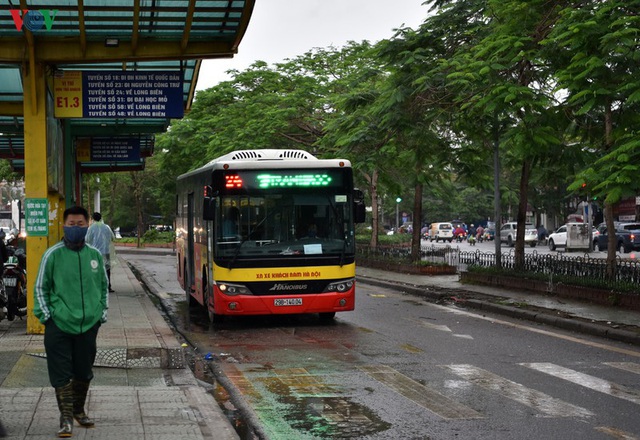 Xe buýt Hà Nội hoạt động trở lại, khách đi vẫn còn thưa vắng - Ảnh 7.