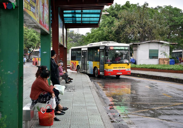Xe buýt Hà Nội hoạt động trở lại, khách đi vẫn còn thưa vắng - Ảnh 8.