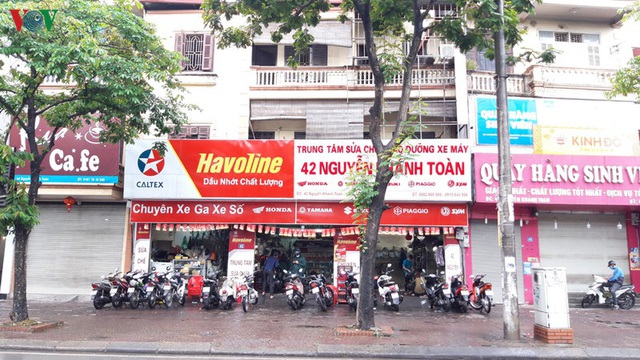 Các cửa hàng kinh doanh tại Hà Nội “thức giấc” sau một giấc “ngủ đông” - Ảnh 10.