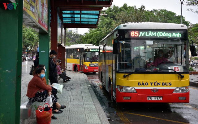 Xe buýt Hà Nội hoạt động trở lại, khách đi vẫn còn thưa vắng - Ảnh 10.