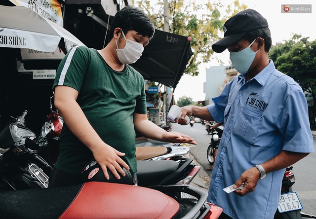 Người Sài Gòn đổ xô đi cắt tóc sau 3 tuần giãn cách xã hội, tiệm tóc phải từ chối khách vì quá đông - Ảnh 1.