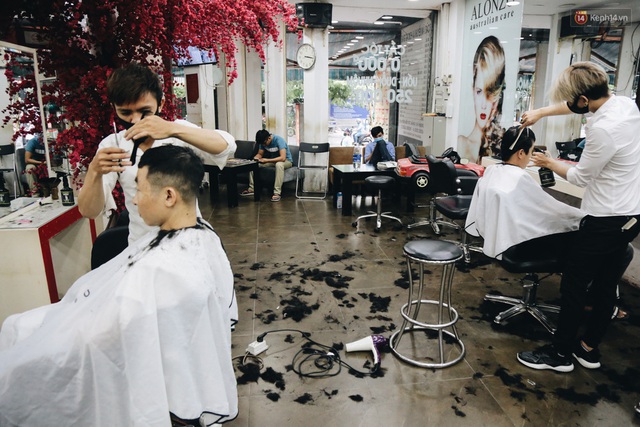 Người Sài Gòn đổ xô đi cắt tóc sau 3 tuần giãn cách xã hội, tiệm tóc phải từ chối khách vì quá đông - Ảnh 16.