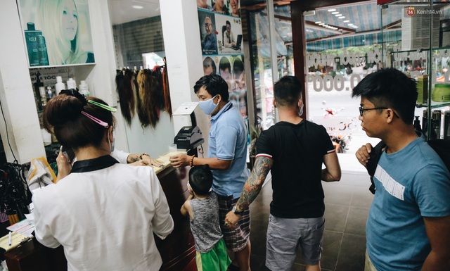 Người Sài Gòn đổ xô đi cắt tóc sau 3 tuần giãn cách xã hội, tiệm tóc phải từ chối khách vì quá đông - Ảnh 17.