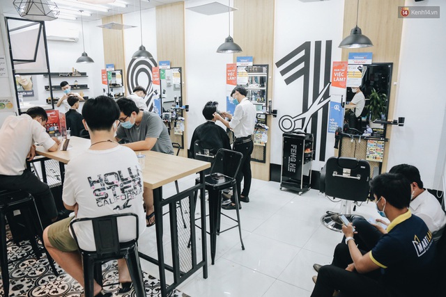 Người Sài Gòn đổ xô đi cắt tóc sau 3 tuần giãn cách xã hội, tiệm tóc phải từ chối khách vì quá đông - Ảnh 5.