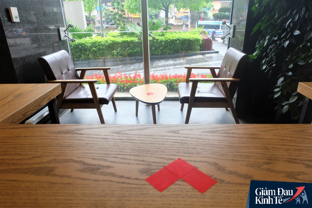 Tái xuất mùa Covid-19, quán cà phê Hà Nội làm ghế cô đơn - Ảnh 8.