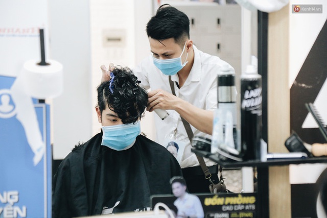 Người Sài Gòn đổ xô đi cắt tóc sau 3 tuần giãn cách xã hội, tiệm tóc phải từ chối khách vì quá đông - Ảnh 9.