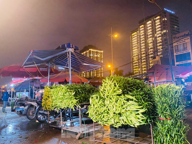 Chợ hoa đêm lớn nhất Thủ Đô vắng khách sau khi dỡ phong toả - Ảnh 1.