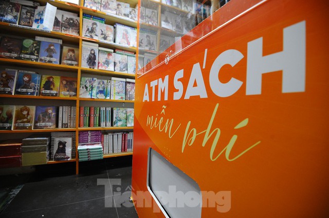 Trải nghiệm ‘cây ATM sách’ miễn phí đầu tiên tại Hà Nội - Ảnh 1.