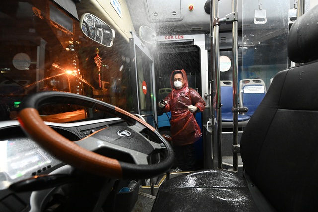  [ẢNH] Vẻ đẹp của gần 200 xe buýt tập kết về bến xếp hàng trong đêm - Ảnh 11.