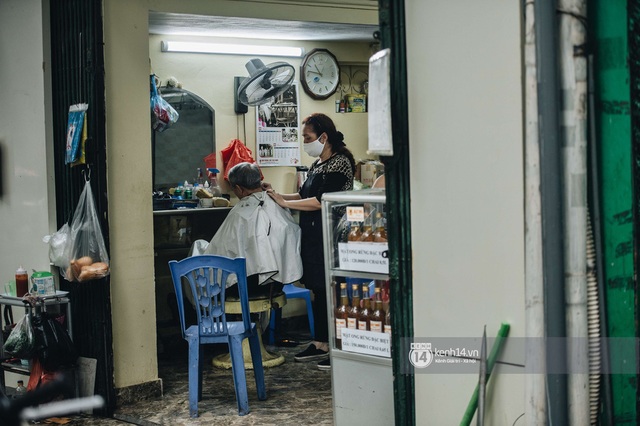 Người Hà Nội ngồi đợi được cắt tóc sau 3 tuần cách ly xã hội - Ảnh 13.