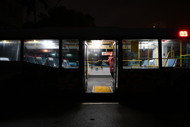  [ẢNH] Vẻ đẹp của gần 200 xe buýt tập kết về bến xếp hàng trong đêm - Ảnh 12.