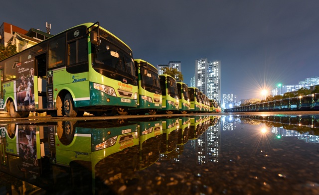  [ẢNH] Vẻ đẹp của gần 200 xe buýt tập kết về bến xếp hàng trong đêm - Ảnh 13.