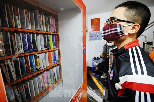 Trải nghiệm ‘cây ATM sách’ miễn phí đầu tiên tại Hà Nội - Ảnh 3.