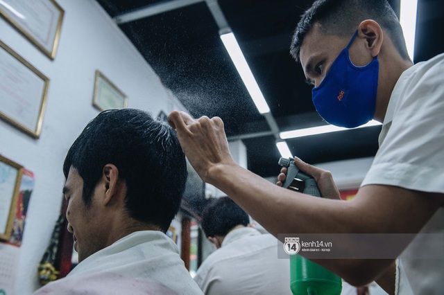 Người Hà Nội ngồi đợi được cắt tóc sau 3 tuần cách ly xã hội - Ảnh 6.
