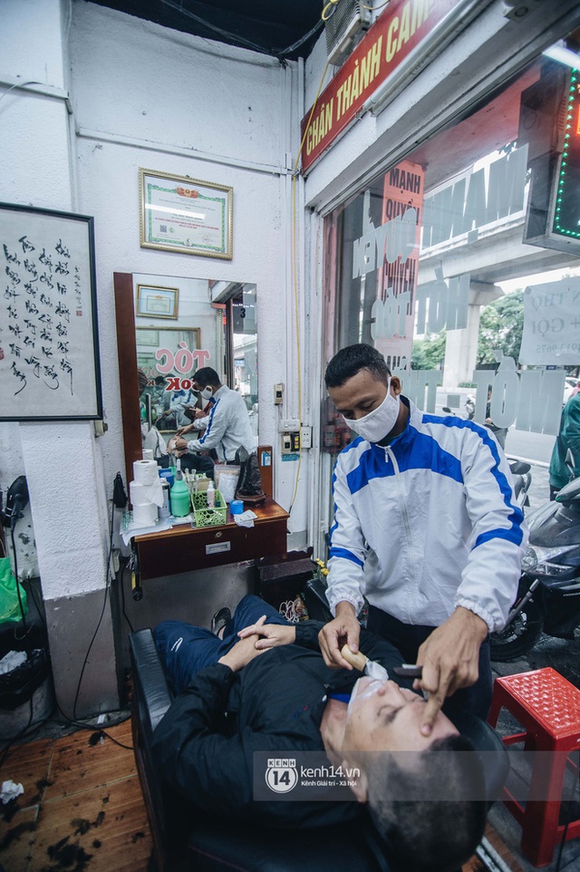 Người Hà Nội ngồi đợi được cắt tóc sau 3 tuần cách ly xã hội - Ảnh 7.
