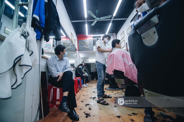 Người Hà Nội ngồi đợi được cắt tóc sau 3 tuần cách ly xã hội - Ảnh 8.