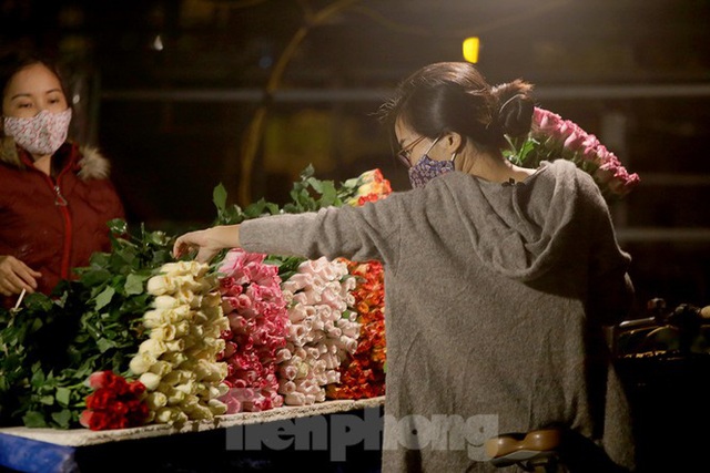Chợ hoa đêm lớn nhất Thủ Đô vắng khách sau khi dỡ phong toả - Ảnh 8.