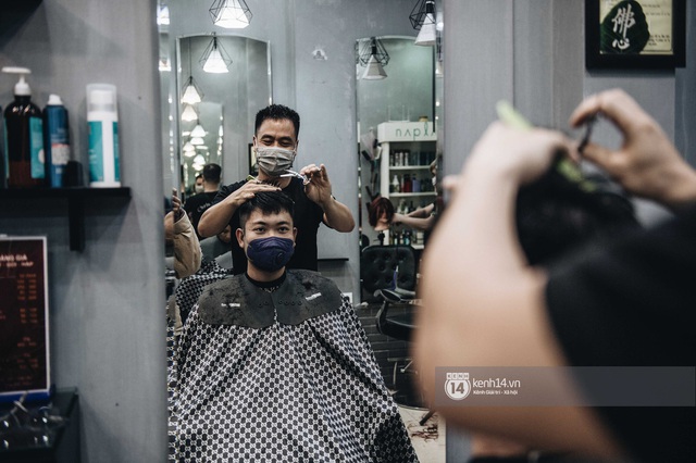 Người Hà Nội ngồi đợi được cắt tóc sau 3 tuần cách ly xã hội - Ảnh 9.