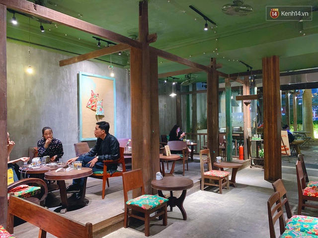 Cuối tuần đầu tiên sau cách ly kèm combo trời trở lạnh: Giới trẻ Hà Nội rủ nhau đi cafe chém gió nhưng chỉ lác đác, không tập trung quá đông - Ảnh 2.