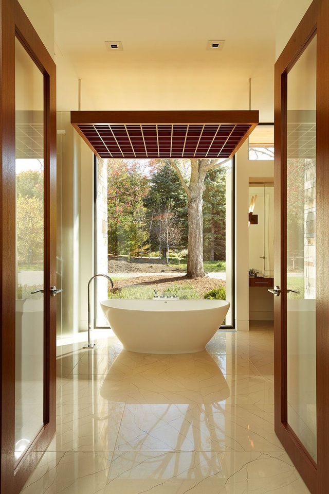 Phòng tắm sang trọng, hiện đại hơn với bồn oval đơn sắc - Ảnh 11.