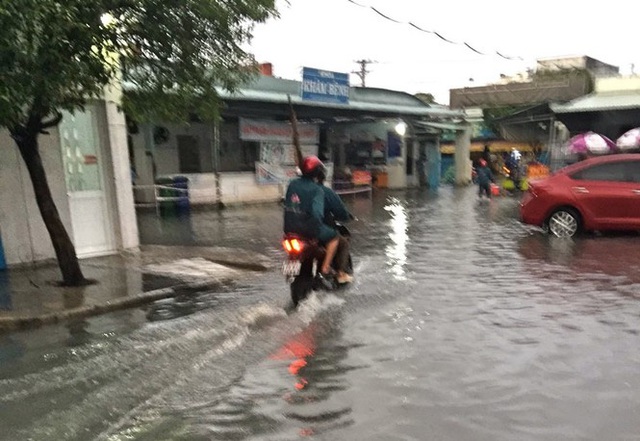 Bệnh viện ngập sâu trong nước sau cơn mưa chiều - Ảnh 5.