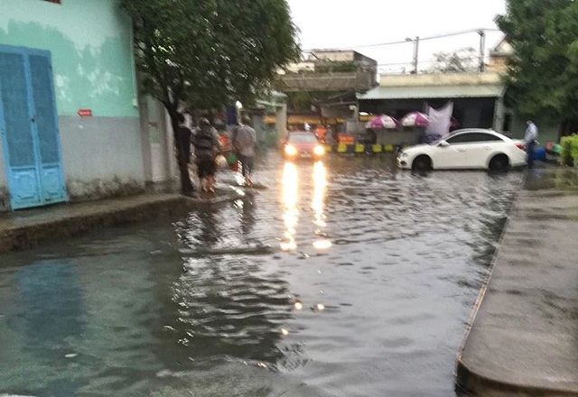 Bệnh viện ngập sâu trong nước sau cơn mưa chiều - Ảnh 6.