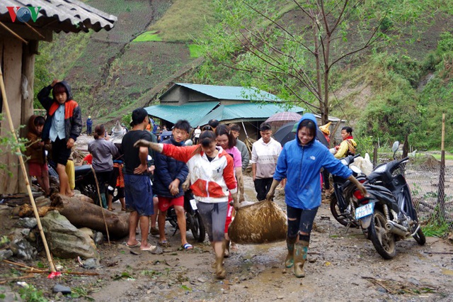 Ảnh: Dầm bùn, đội mưa nỗ lực hỗ trợ người dân khắc phục hậu quả thiên tai - Ảnh 9.
