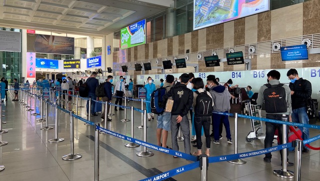 [Ảnh] Sân bay Nội Bài dần đông đúc trở lại sau thời gian cách ly xã hội - Ảnh 1.