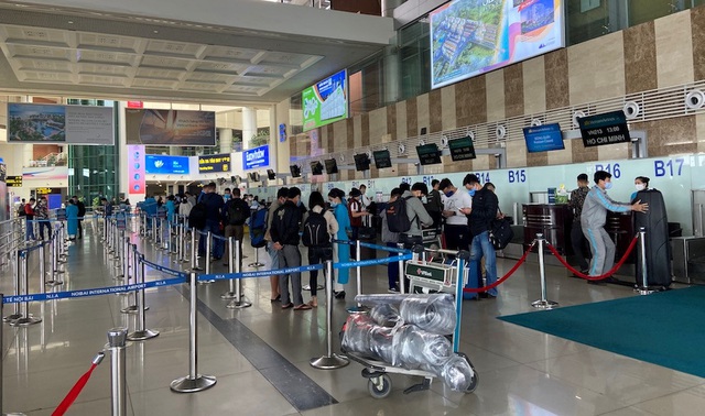 [Ảnh] Sân bay Nội Bài dần đông đúc trở lại sau thời gian cách ly xã hội - Ảnh 2.