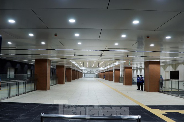 Chiêm ngưỡng nhà ga metro hiện đại đầu tiên dưới lòng đất Sài Gòn - Ảnh 1.