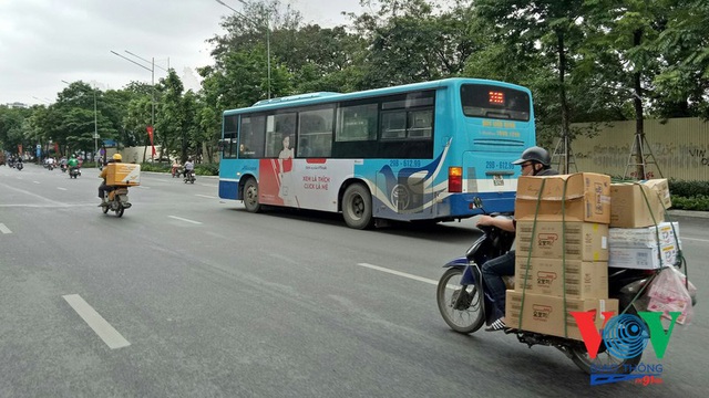 Xe buýt Hà Nội hoạt động thế nào trong những ngày đầu giảm giãn cách? - Ảnh 2.