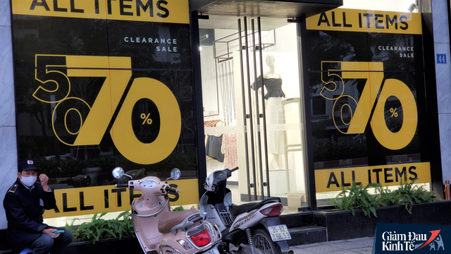 Phố thời trang Hà Nội rợp biển giảm giá sốc 80%, hàng công nghệ rậm rịch hạ nhiệt - Ảnh 2.