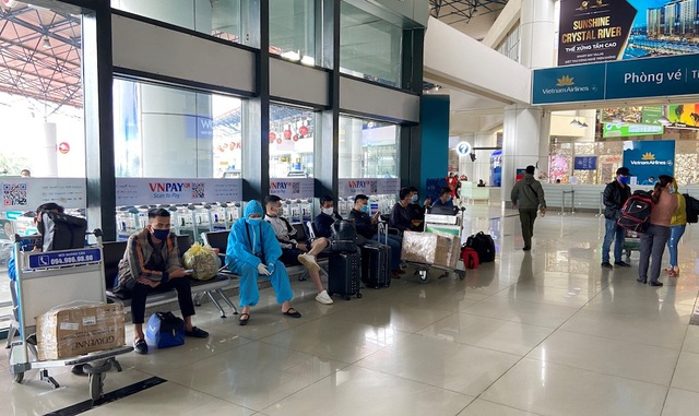 [Ảnh] Sân bay Nội Bài dần đông đúc trở lại sau thời gian cách ly xã hội - Ảnh 7.