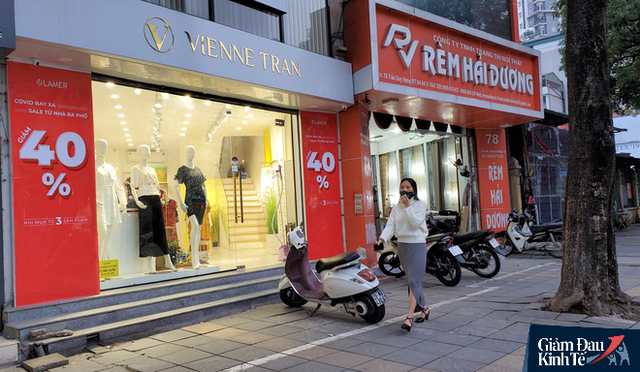 Phố thời trang Hà Nội rợp biển giảm giá sốc 80%, hàng công nghệ rậm rịch hạ nhiệt - Ảnh 7.