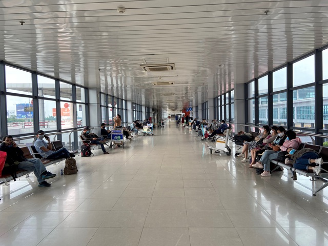 [Ảnh] Sân bay Nội Bài dần đông đúc trở lại sau thời gian cách ly xã hội - Ảnh 8.