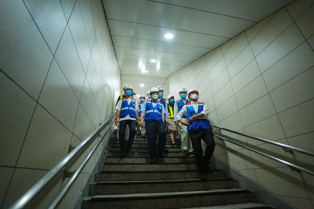 Chủ tịch UBND TP.HCM thị sát ga ngầm Metro gửi lời cảm ơn tới các kĩ sư Nhật Bản - Ảnh 2.
