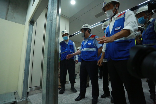 Chủ tịch UBND TP.HCM thị sát ga ngầm Metro gửi lời cảm ơn tới các kĩ sư Nhật Bản - Ảnh 7.