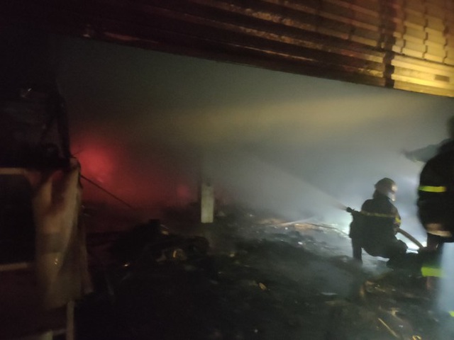 Cháy dữ dội trong đêm tại cửa hàng điện máy, thiệt hại hơn 2 tỷ đồng - Ảnh 1.